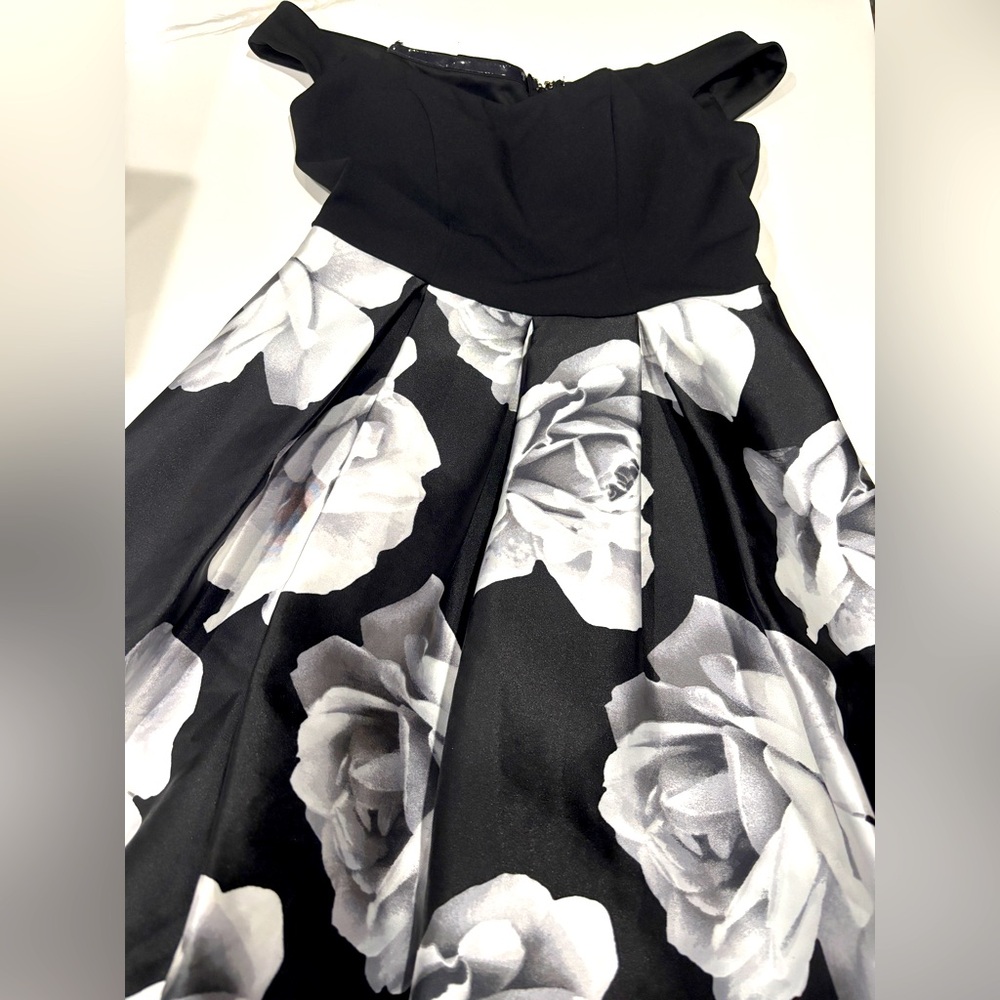 pretty black and white off the shoulder flower dress (size 3 in juniors)